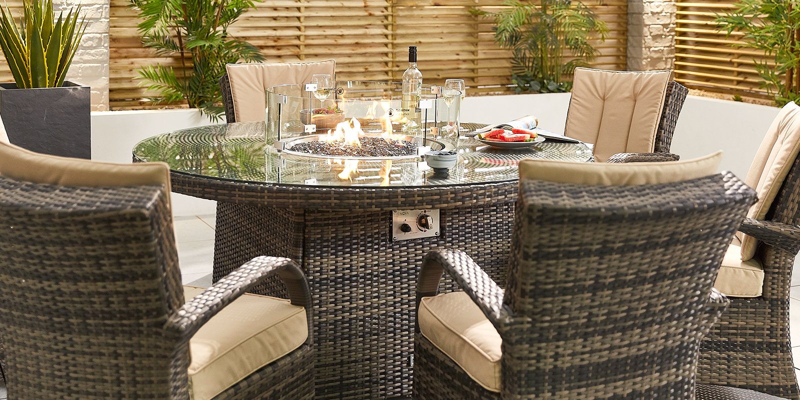 Which is Better – A Round or Rectangular Garden Dining Table?