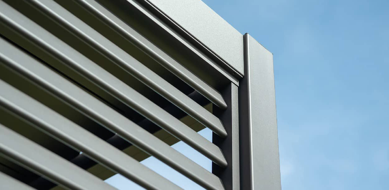 A close up of the corner of a White Stores aluminium pergola